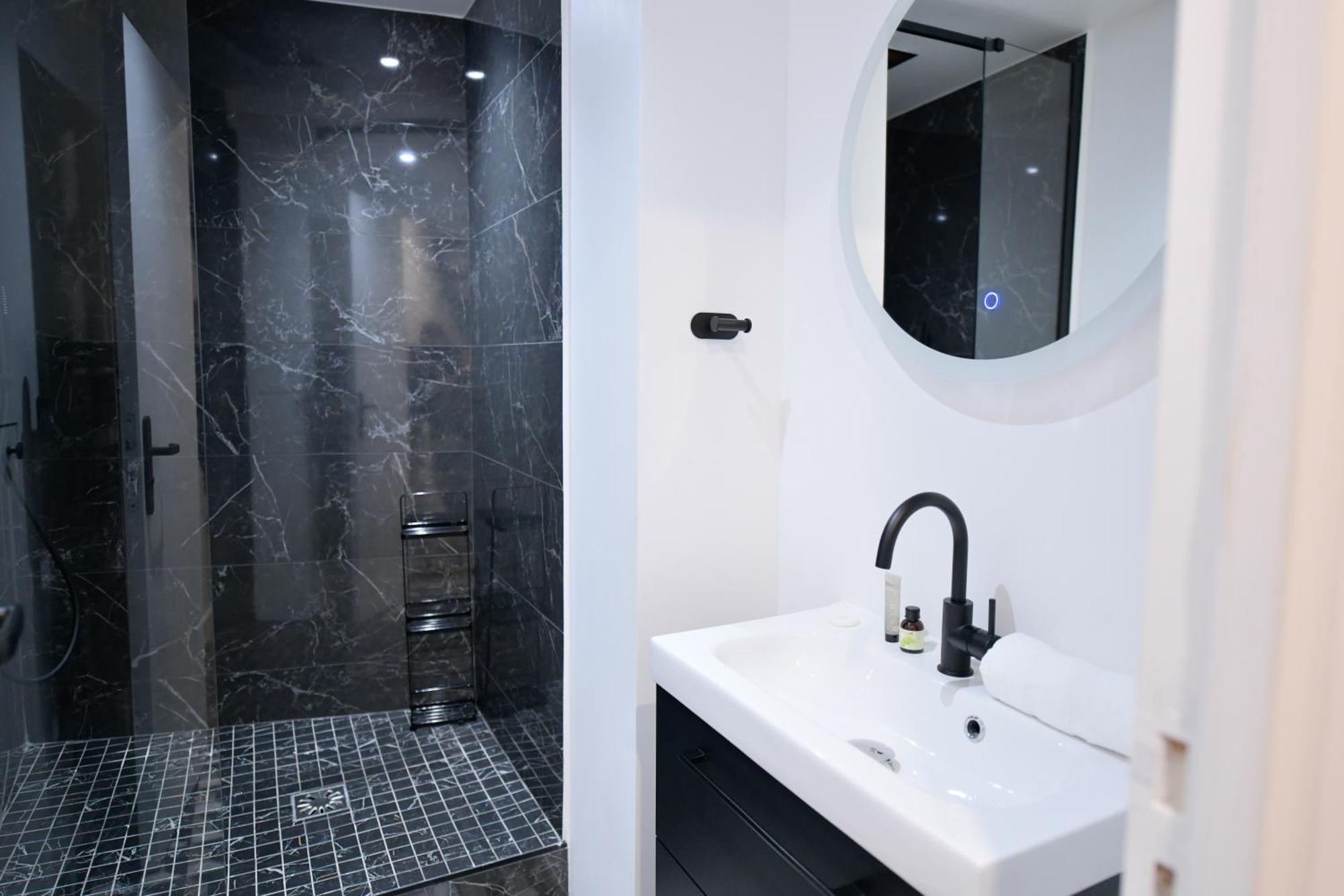 Montmartre Marvel! Designer Apartment Near Metro Paris Eksteriør bilde